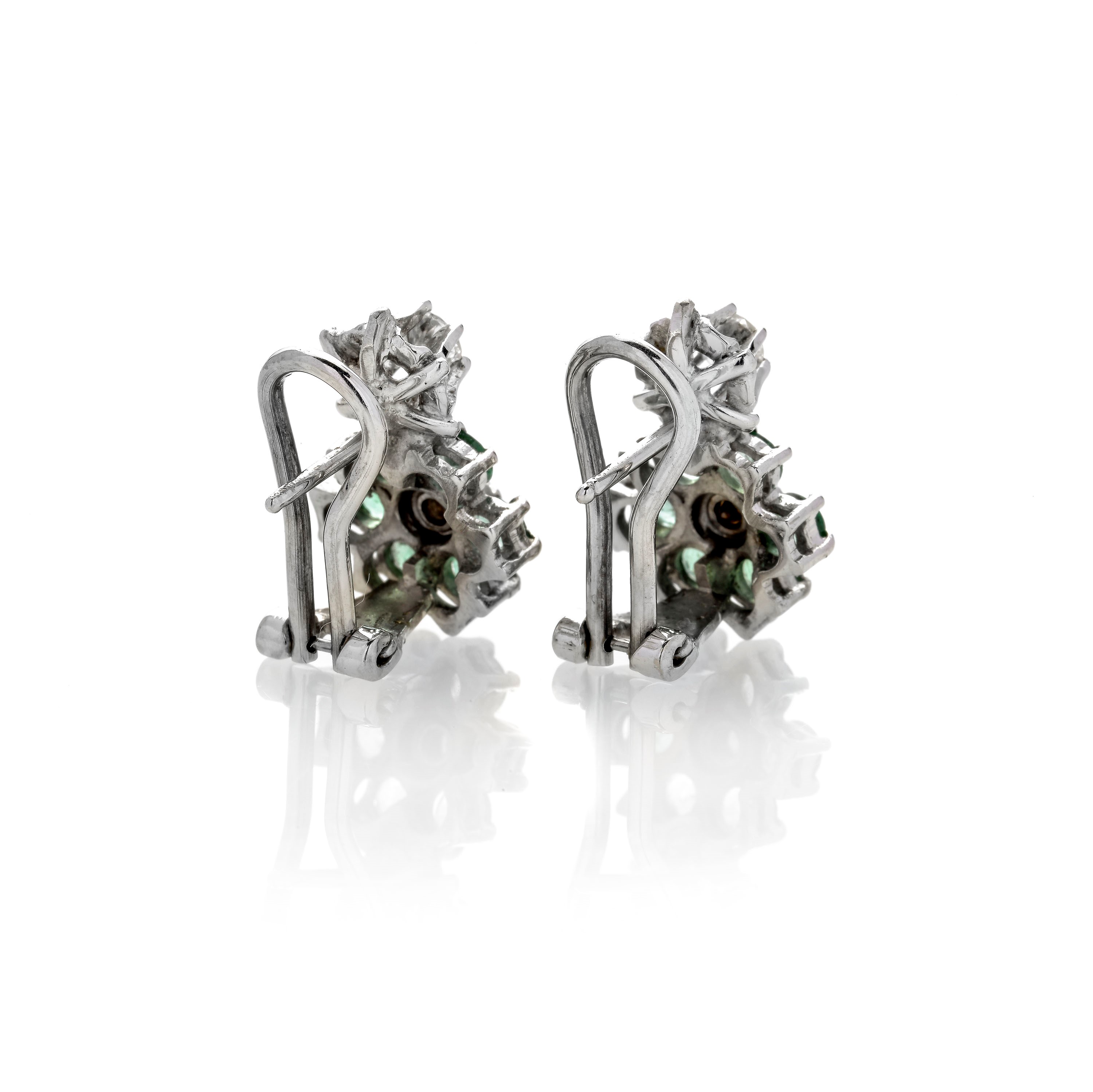 Paio di orecchini a fiore in oro bianco, diamanti e smeraldi