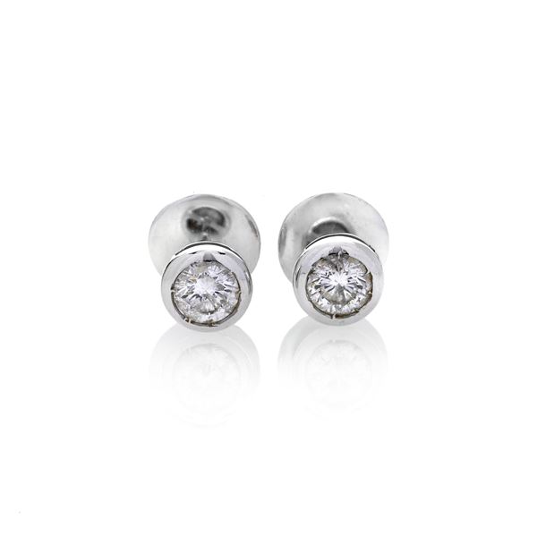 Pair of light point earrings in white gold and diamonds