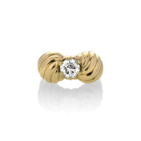 Grande anello in oro giallo e diamante taglio brillante