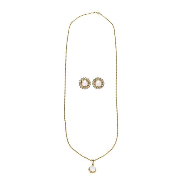 Pair of daisy earrings and pendant with chain in yellow gold, diamonds and pearls  (The nineties)  - Auction Antique, Modern and Design Jewelery Auction - Curio - Casa d'aste in Firenze