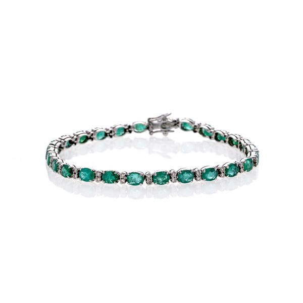 Bracciale tennis in oro bianco, diamanti e smeraldi