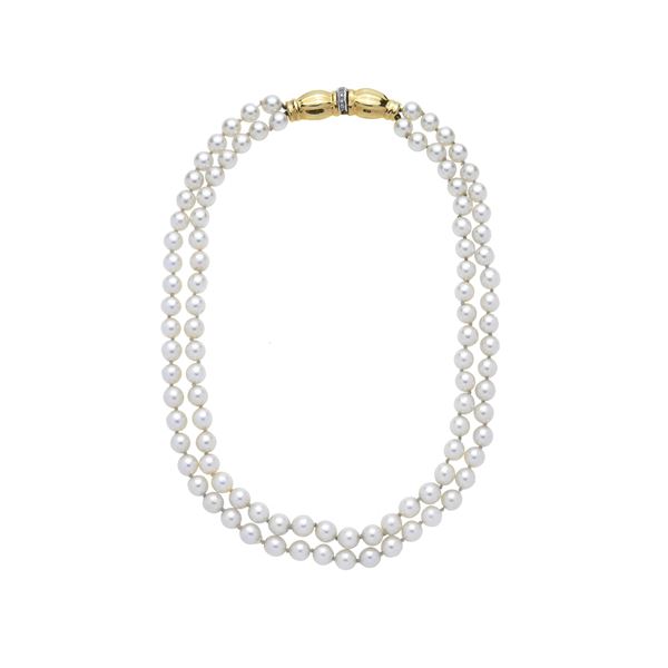 Collana a due fili in perle coltivate, oro giallo e diamanti