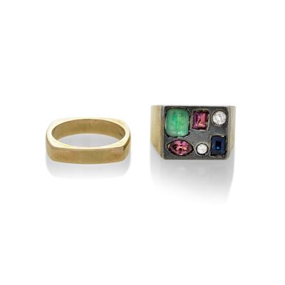 Anello Chevalier in Oro Giallo, Rubino, Smeraldi, Zaffiro e Diamanti e una Fede