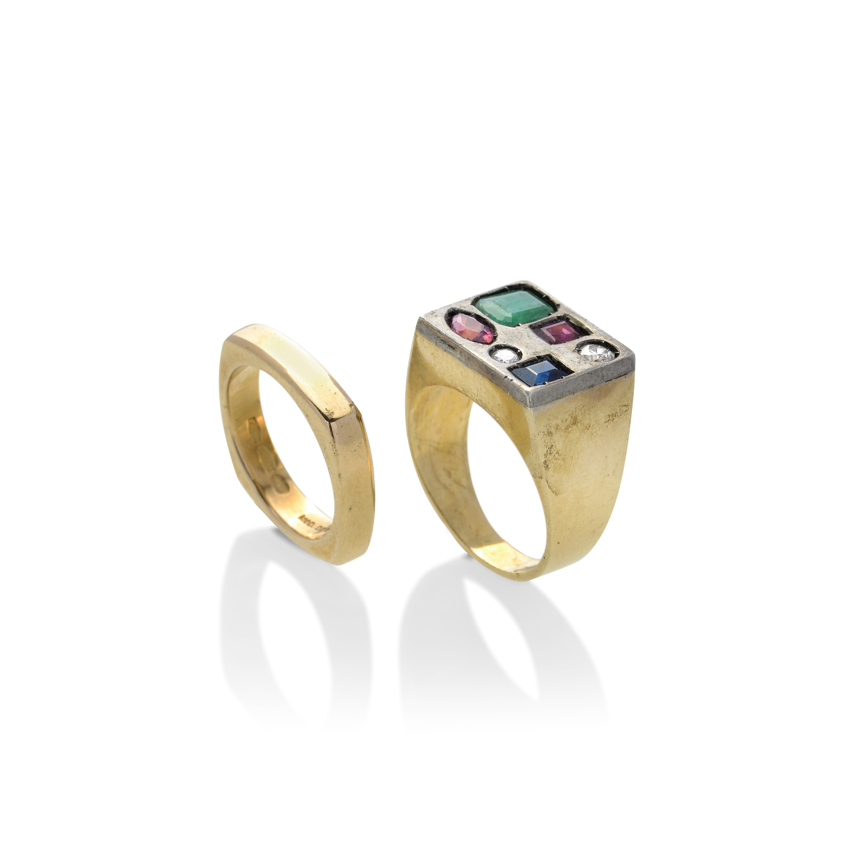 Anello Chevalier in Oro Giallo, Rubino, Smeraldi, Zaffiro e Diamanti e una Fede