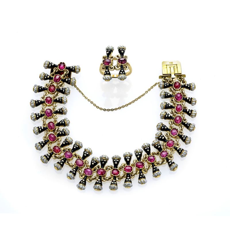 Bracciale e anello "Moretti" in oro giallo 18 kt, rubini e smalti nei toni del bianco e nero