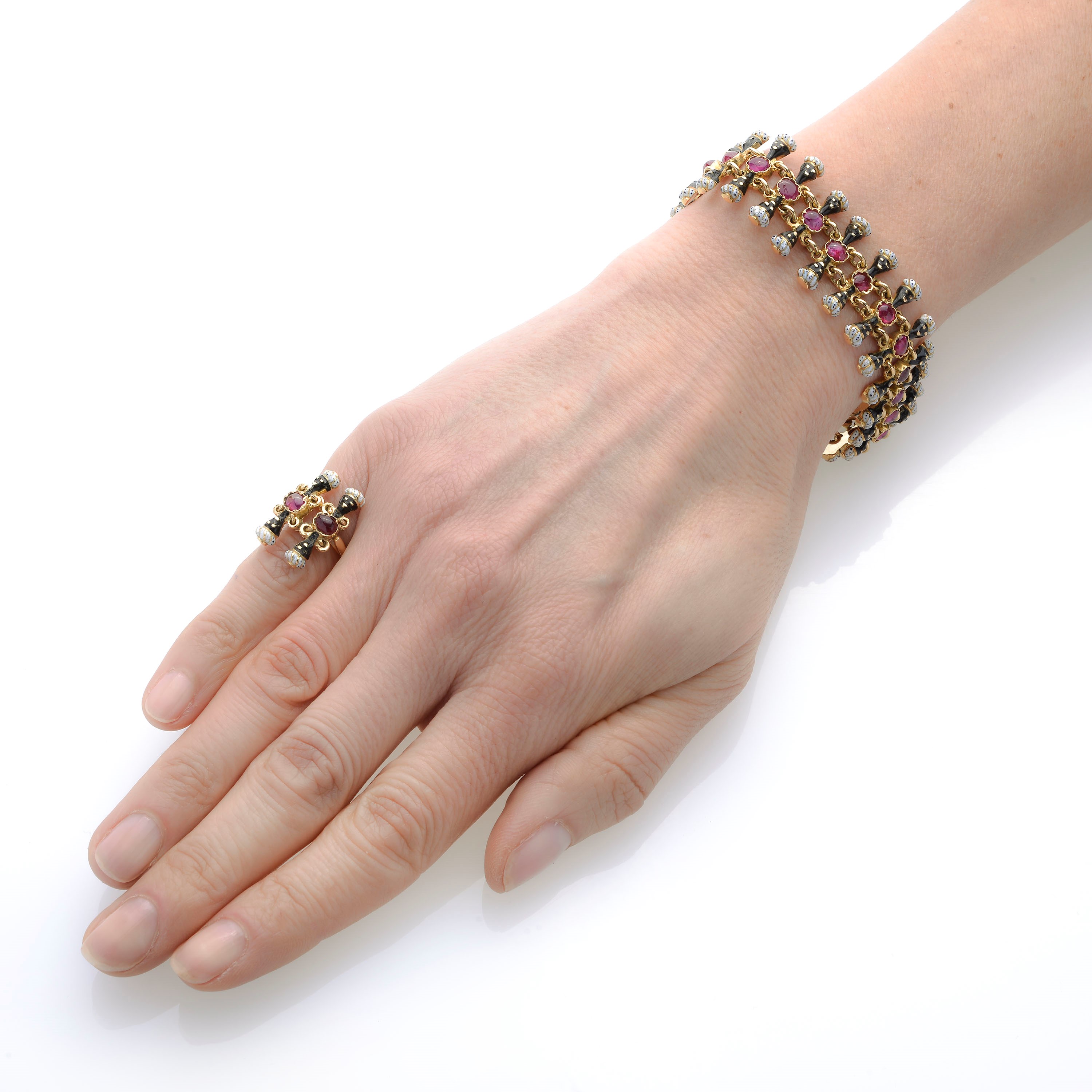 Bracciale e anello "Moretti" in oro giallo 18 kt, rubini e smalti nei toni del bianco e nero