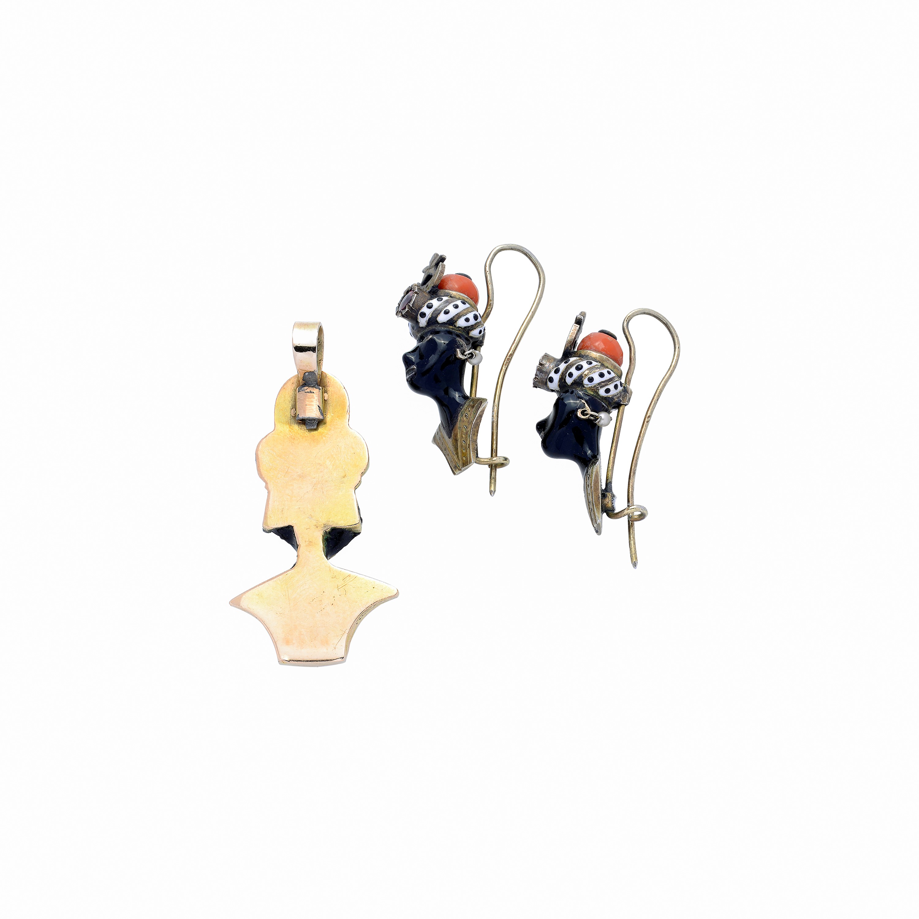 Orecchini e pendente "Moretti" in oro giallo, smalto nero e bianco, corallo, granato e perle