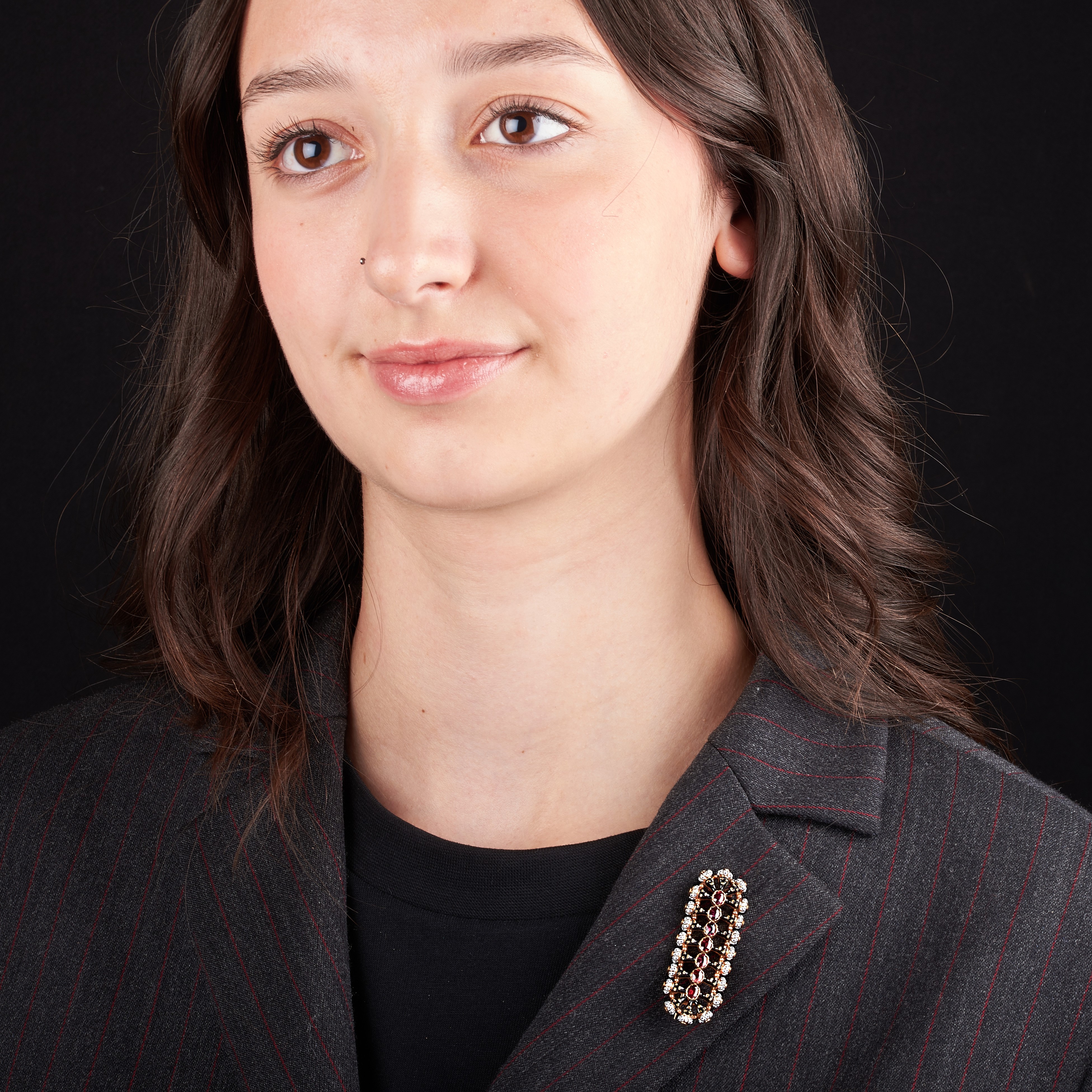 Spilla a barretta "Moretti" in oro giallo, granato e smalti nei toni del nero e del bianco