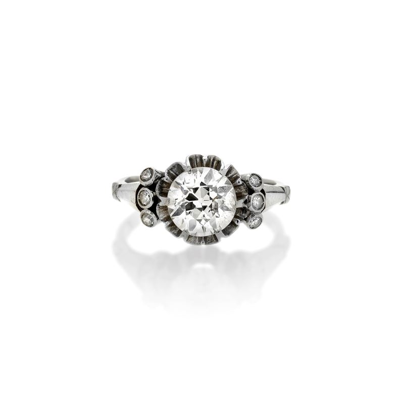 Anello in oro bianco e diamante e sei piccoli diamanti laterali