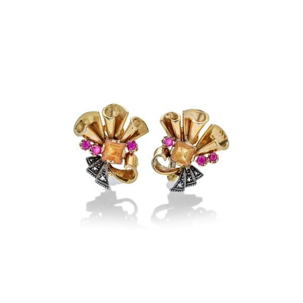 Pair of fan earrings in yellow gold, silver, diamonds, citrine quartz and red stones