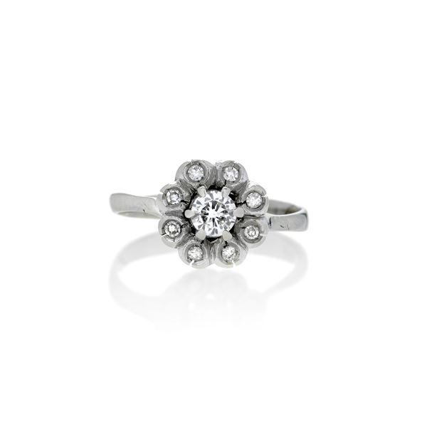 Anello a margherita in oro bianco e diamanti