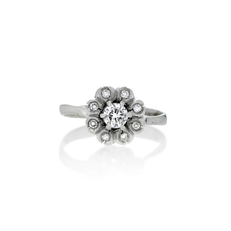 Anello a margherita in oro bianco e diamanti