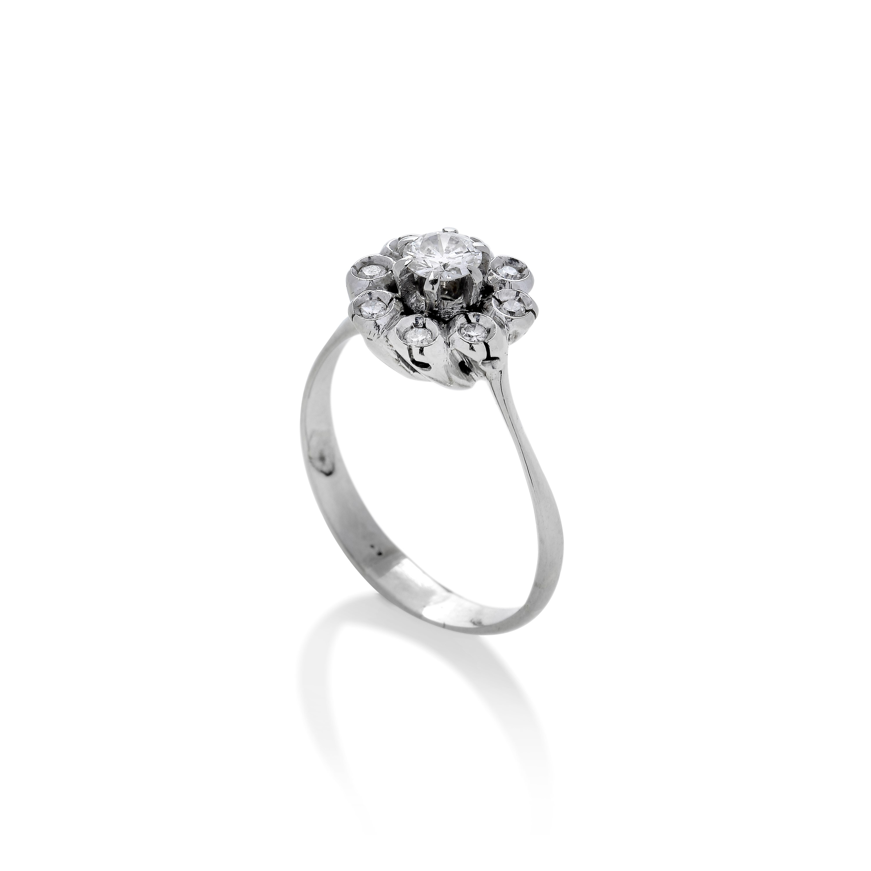 Anello a margherita in oro bianco e diamanti