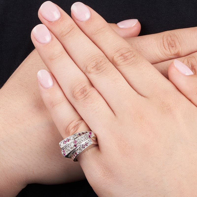 Anello di ispirazione geometrica in oro bianco, diamanti e rubini