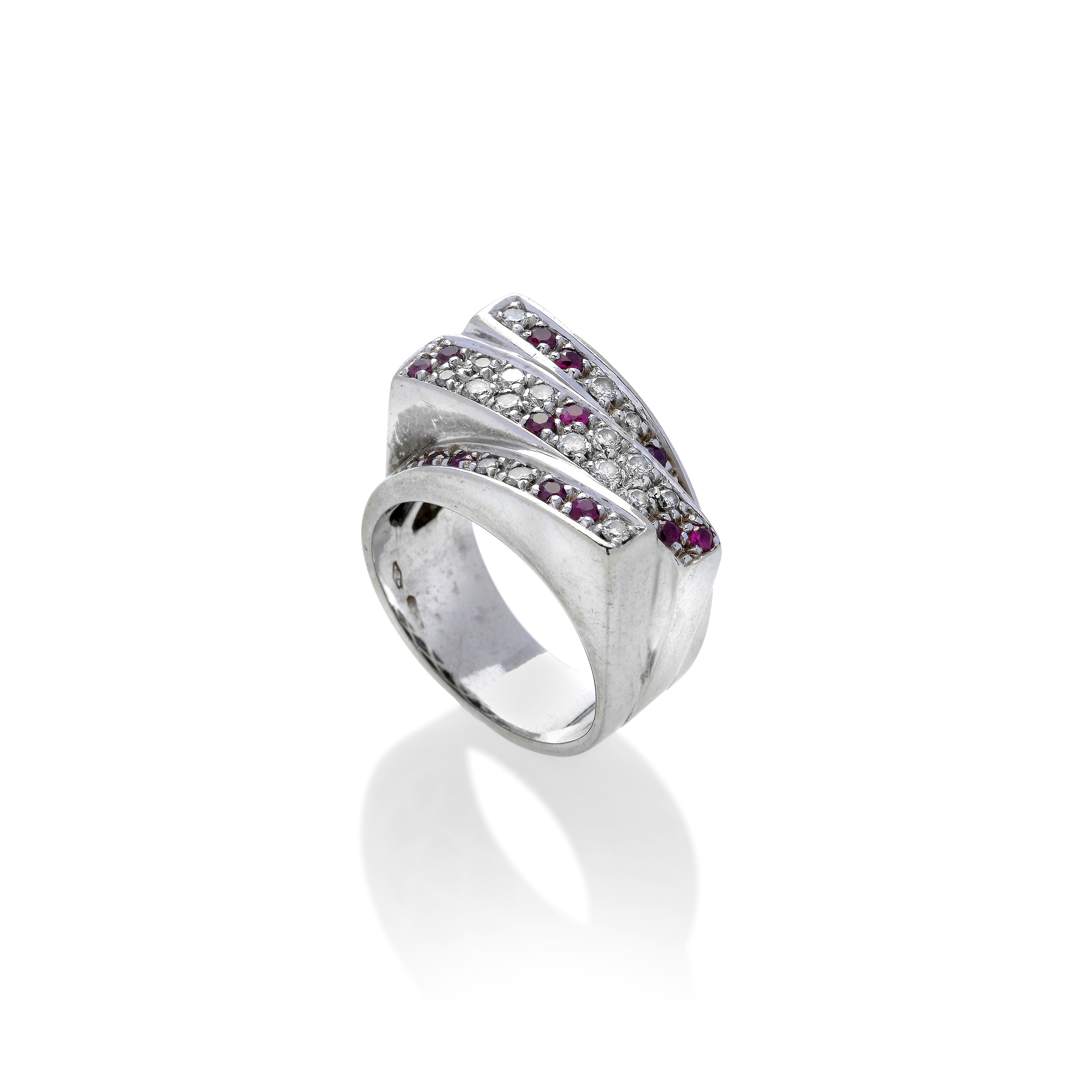 Anello di ispirazione geometrica in oro bianco, diamanti e rubini