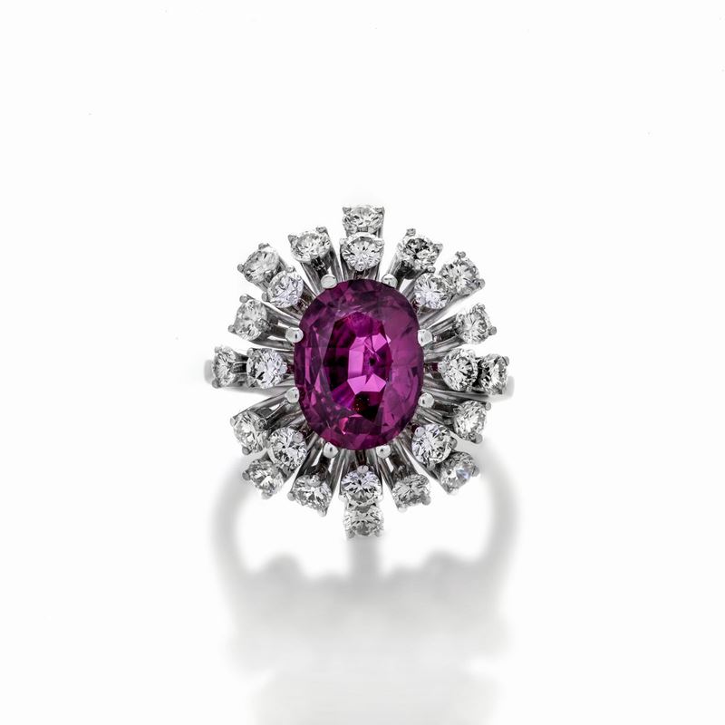 Anello a margherita in oro bianco, diamanti e rubino