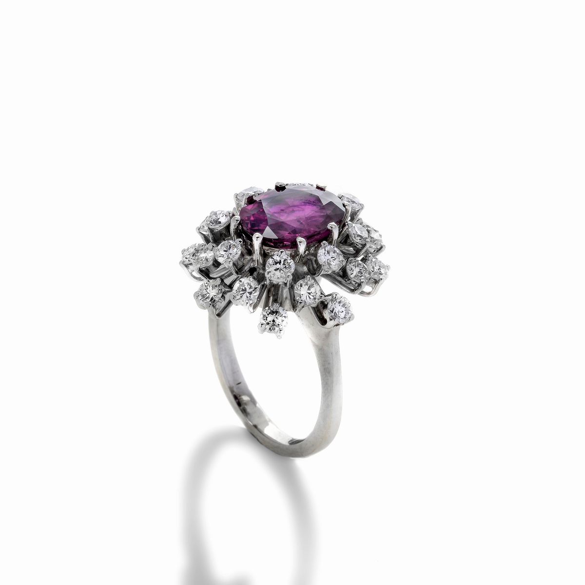 Anello a margherita in oro bianco, diamanti e rubino