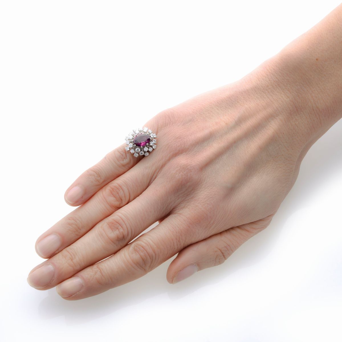 Anello a margherita in oro bianco, diamanti e rubino