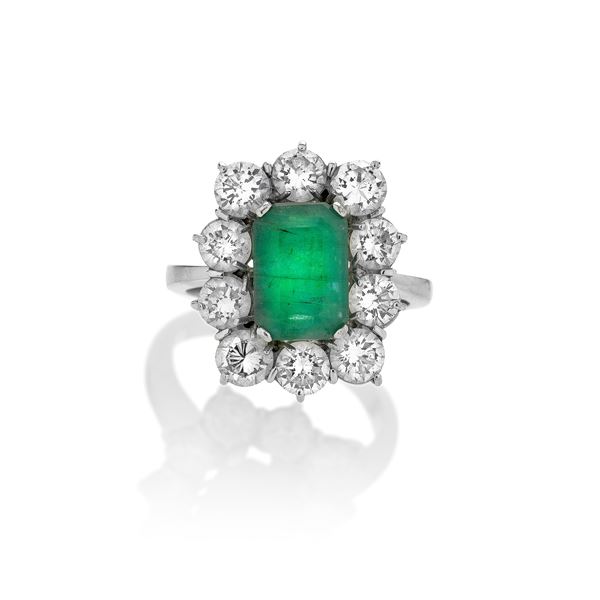 Anello a margherita in oro bianco, diamanti e smeraldo