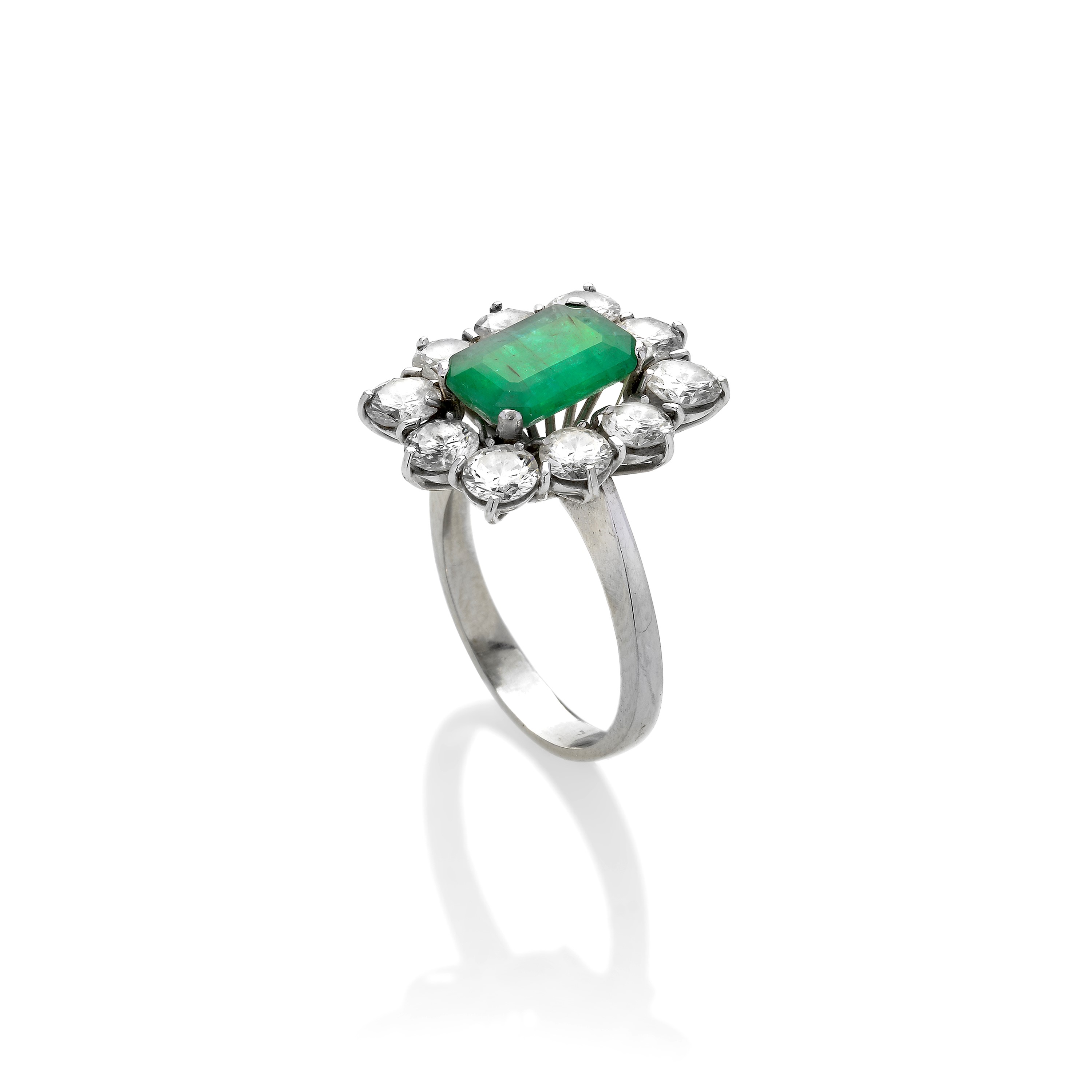 Anello a margherita in oro bianco, diamanti e smeraldo