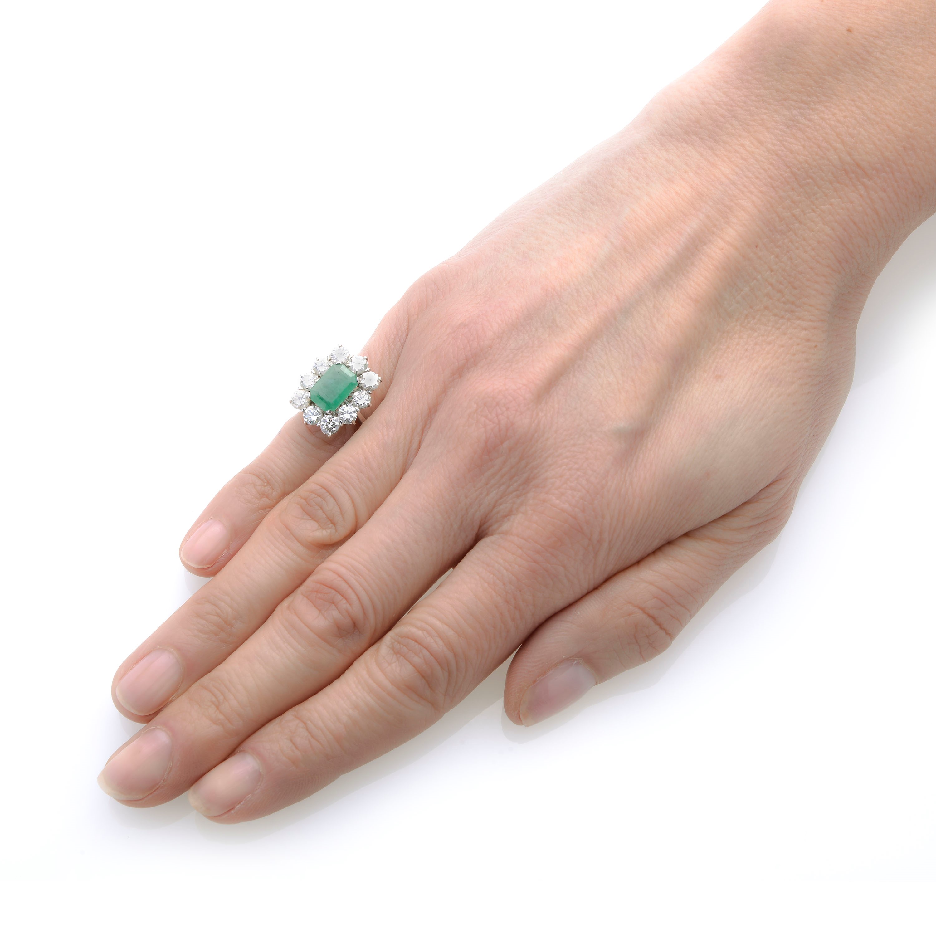 Anello a margherita in oro bianco, diamanti e smeraldo