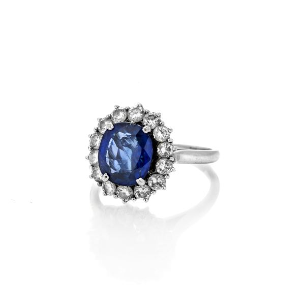 Daisy ring in 18 kt white gold, diamonds and sapphire