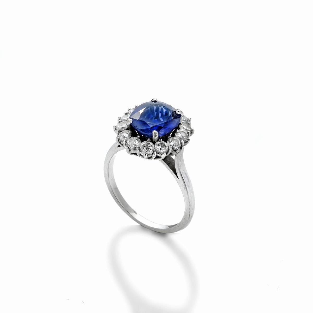 Anello a margherita in oro bianco, diamanti e zaffiro naturale Sri Lanka