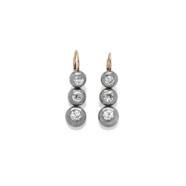 Pair of pendant earrings in yellow gold, platinum and diamonds