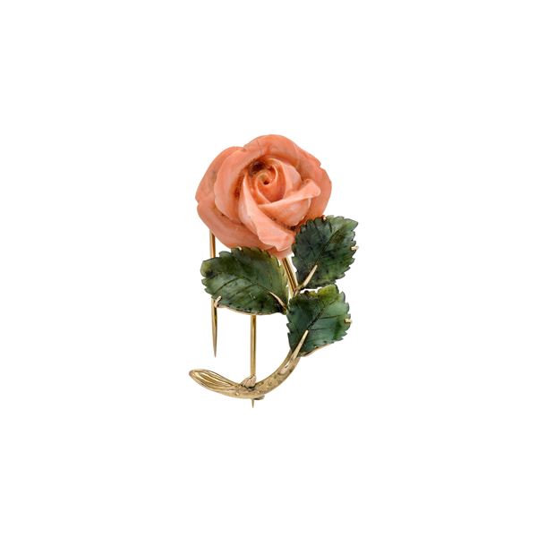 Spilla a clip Rosa in oro giallo 14 kt, giadeite e corallo rosa intagliato