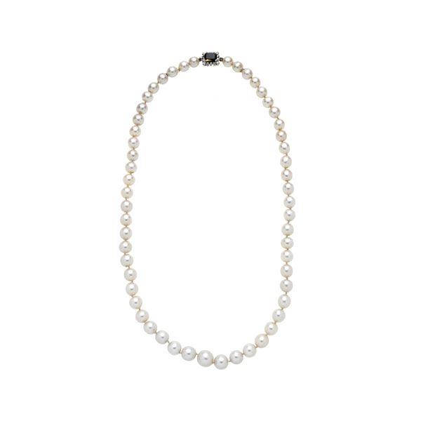 Collana in perle coltivate, oro bianco, diamanti e zaffiro  (Anni Sessanta)  - Asta  [..]