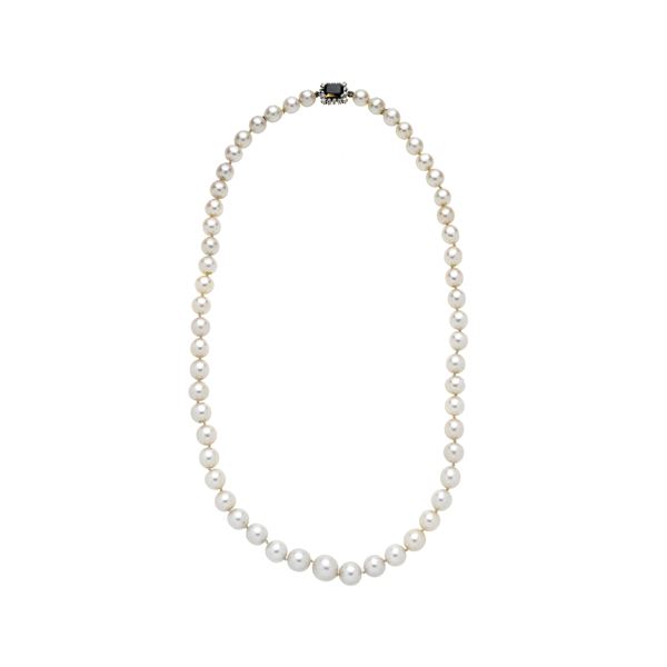 Necklace in cultured pearls, 18 kt white gold, diamonds and sapphire