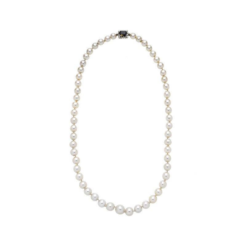 Collana in perle coltivate, oro bianco 18 kt, diamanti e zaffiro