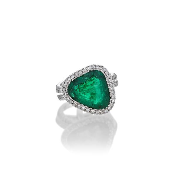 Anello in oro bianco, diamanti e smeraldo