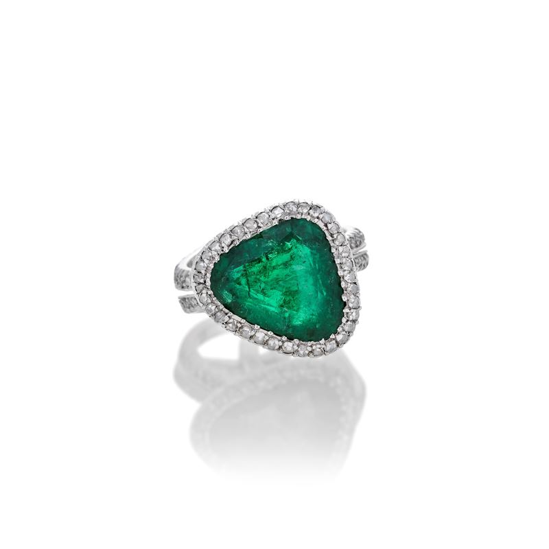 Anello in oro bianco, diamanti e smeraldo
