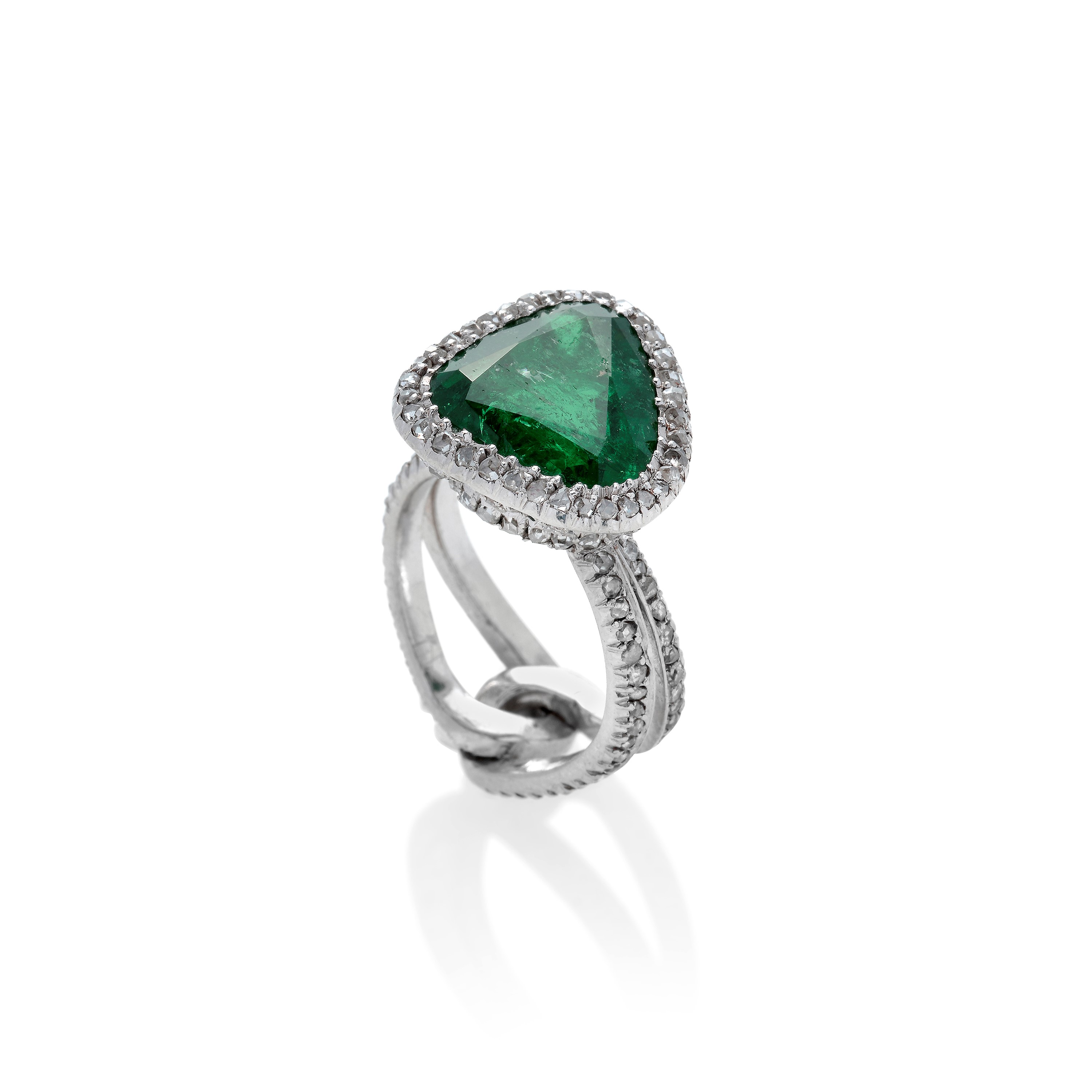 Anello in oro bianco, diamanti e smeraldo