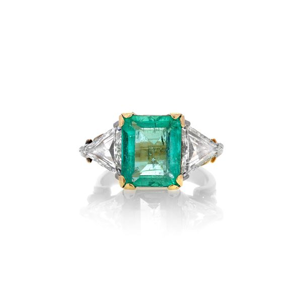 Ring in yellow and white gold, diamonds and Colombian emerald