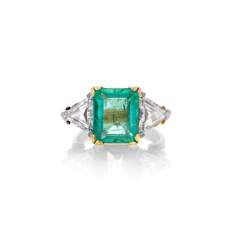 Anello in oro giallo e bianco 18 kt, diamanti e smeraldo Colombiano