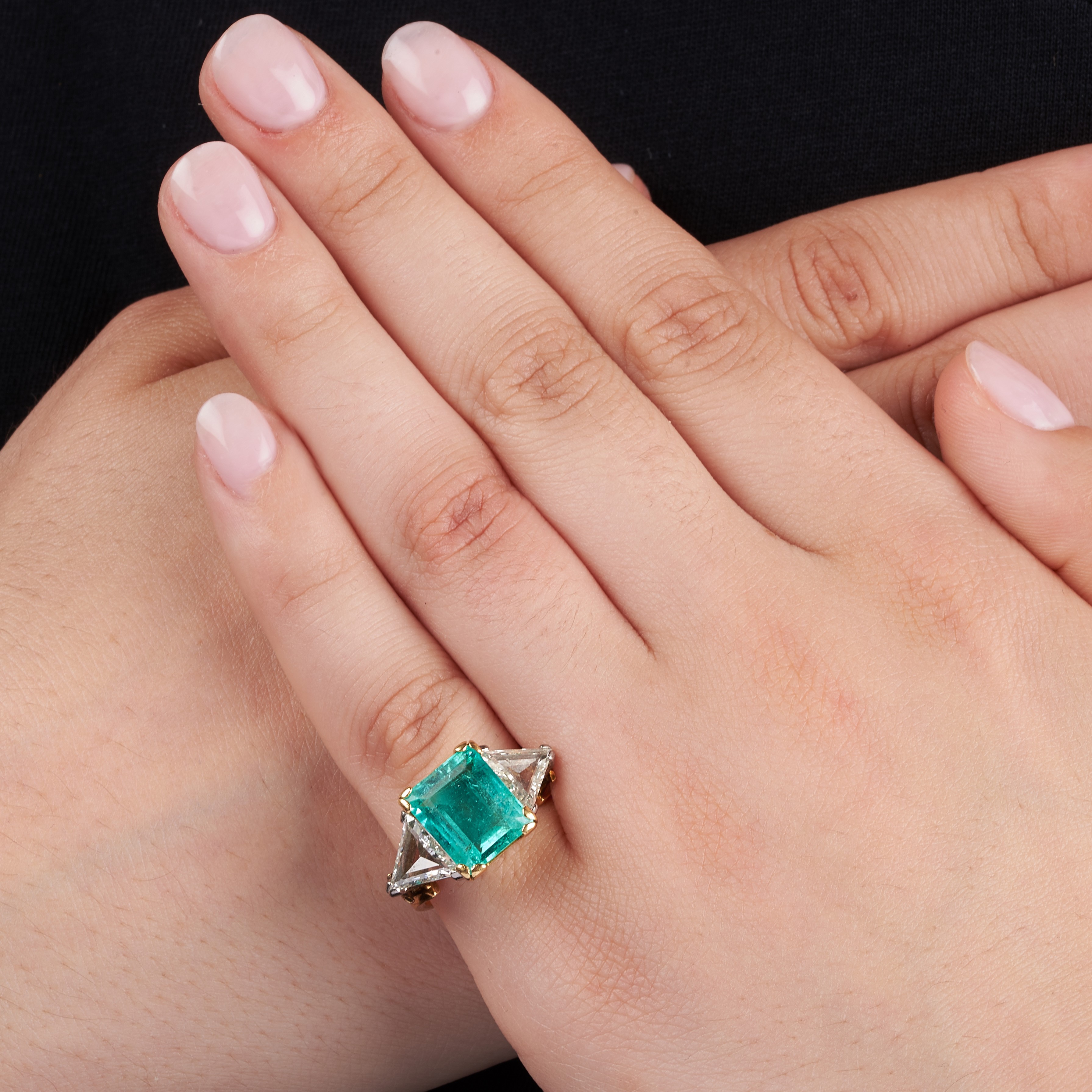 Anello in oro giallo e bianco 18 kt, diamanti e smeraldo Colombiano