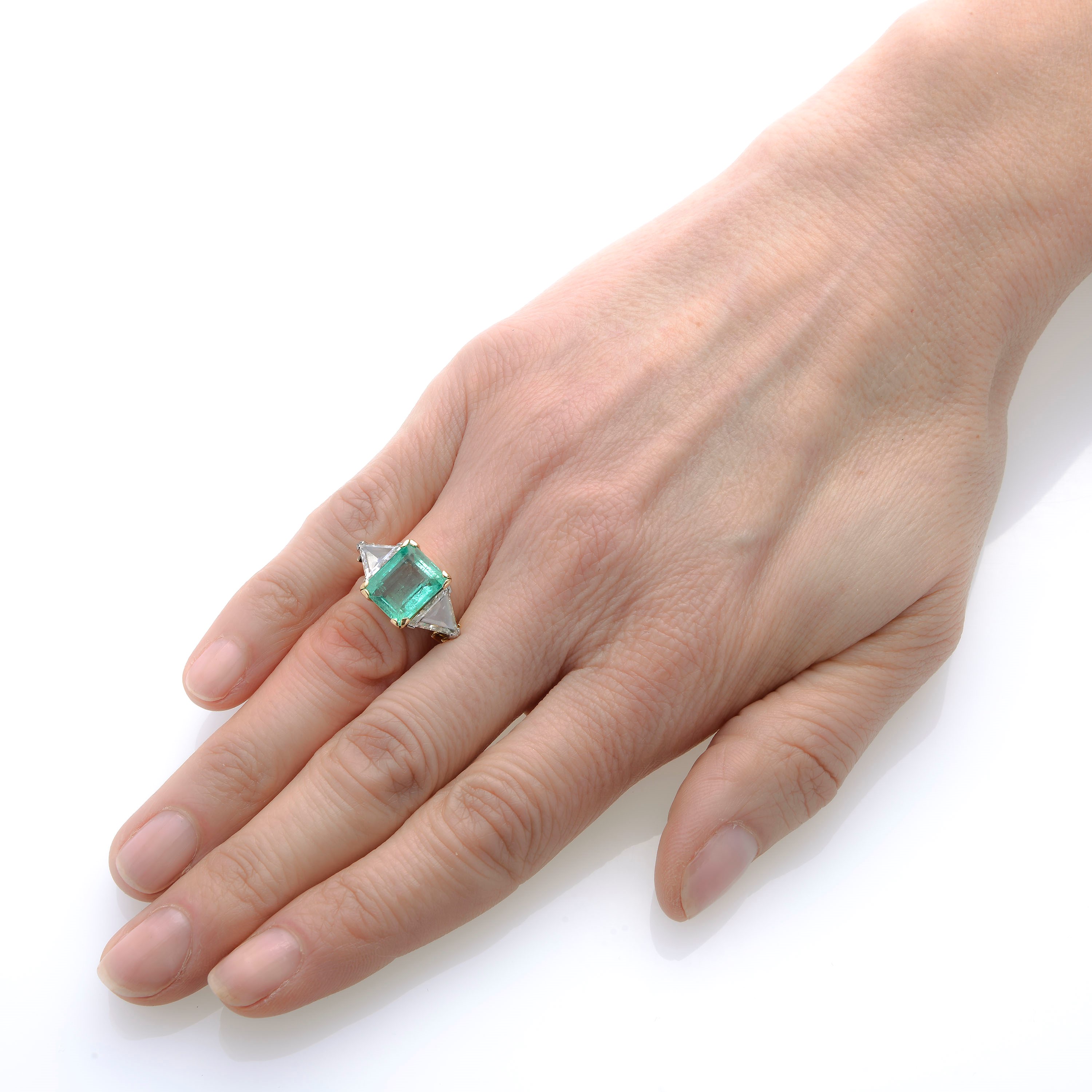 Anello in oro giallo e bianco 18 kt, diamanti e smeraldo Colombiano