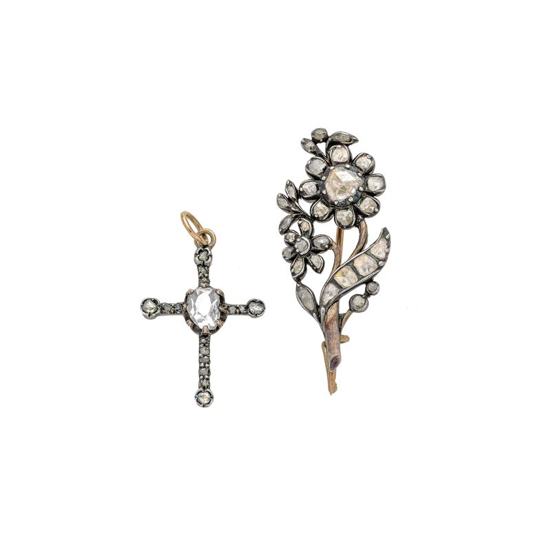 Spilla floreale e croce in oro a basso titolo, argento e rose di diamante