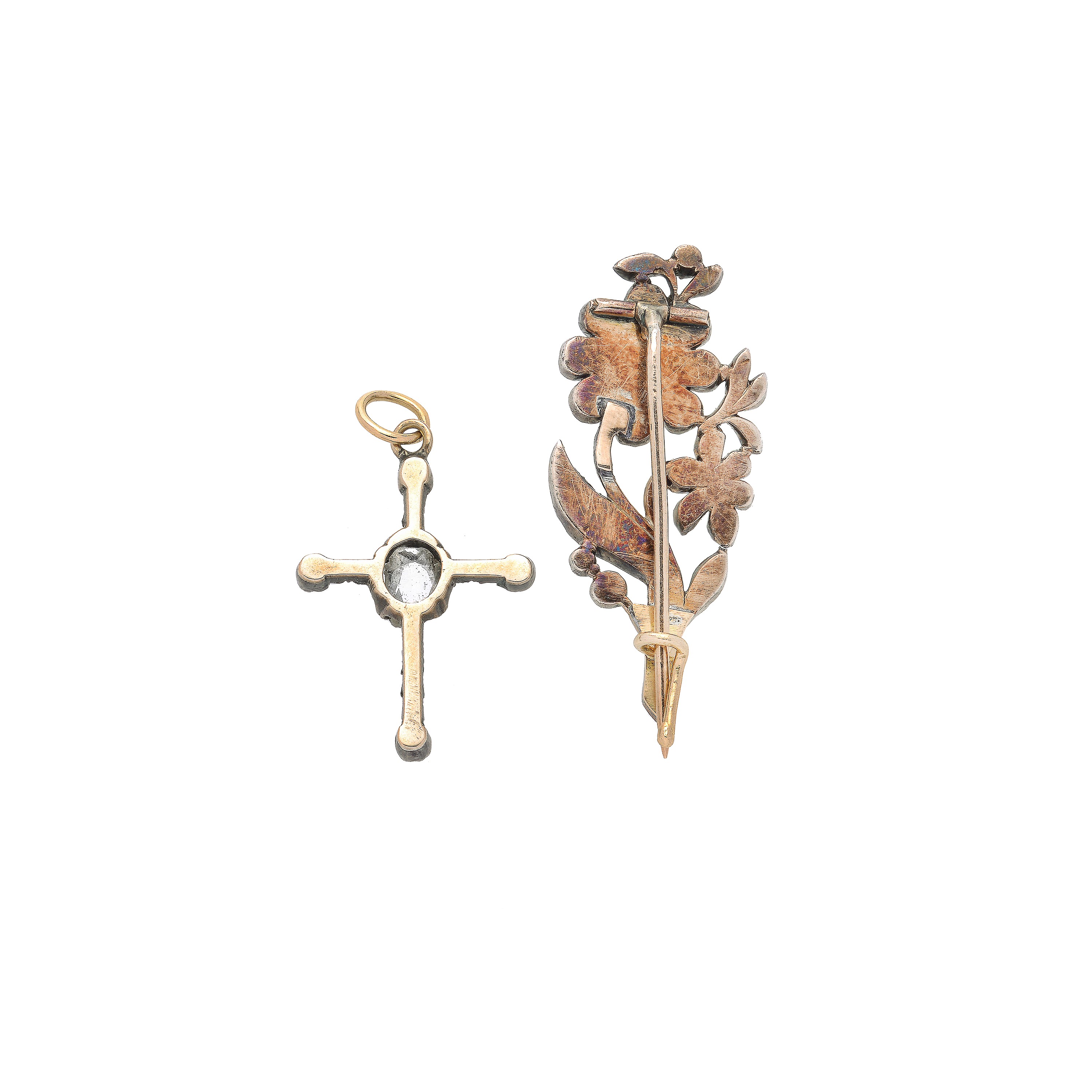 Spilla floreale e croce in oro a basso titolo, argento e rose di diamante