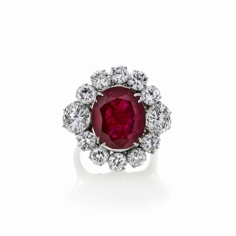 Importante anello in oro bianco, diamanti e rubino Birmano naturale