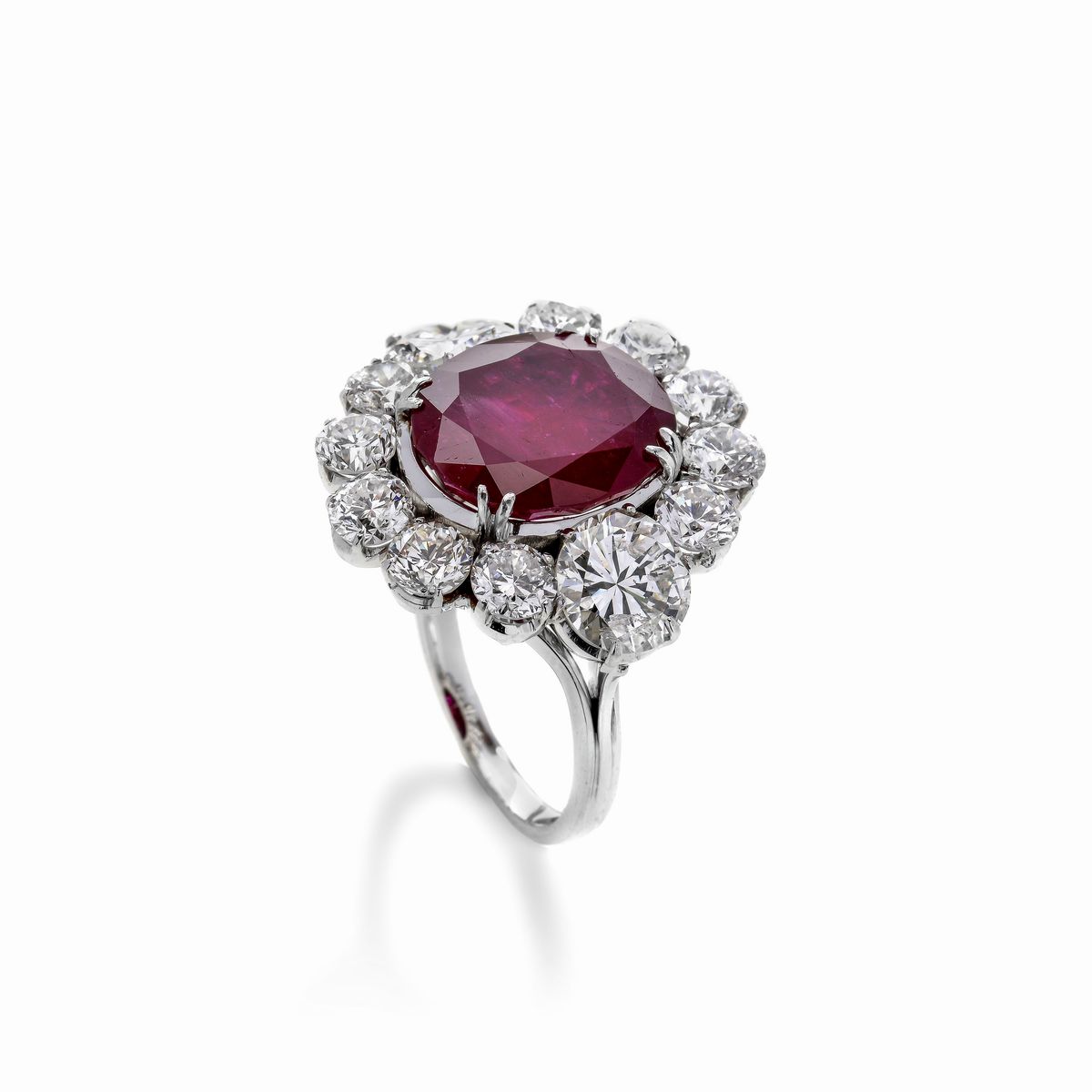 Importante anello in oro bianco, diamanti e rubino Birmano naturale