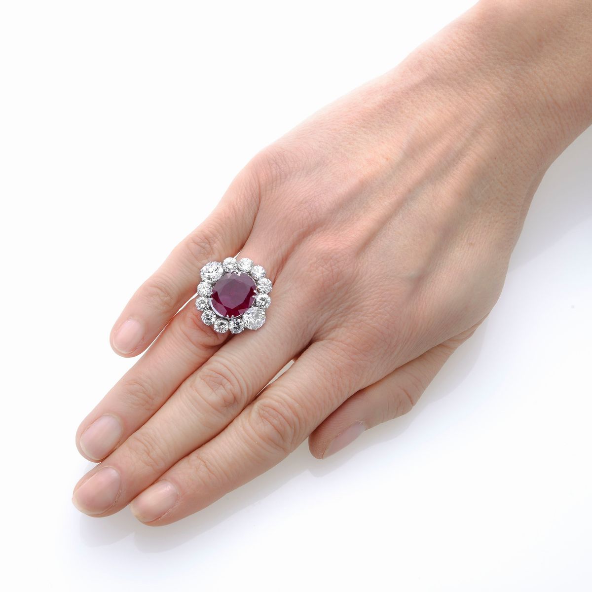 Importante anello in oro bianco, diamanti e rubino Birmano naturale