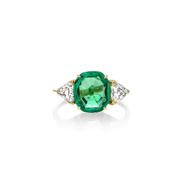 Ring in yellow gold, diamonds and Colombian emerald