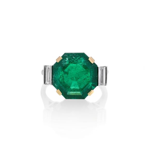 Ring in platinum, yellow gold, diamonds and Colombian emerald