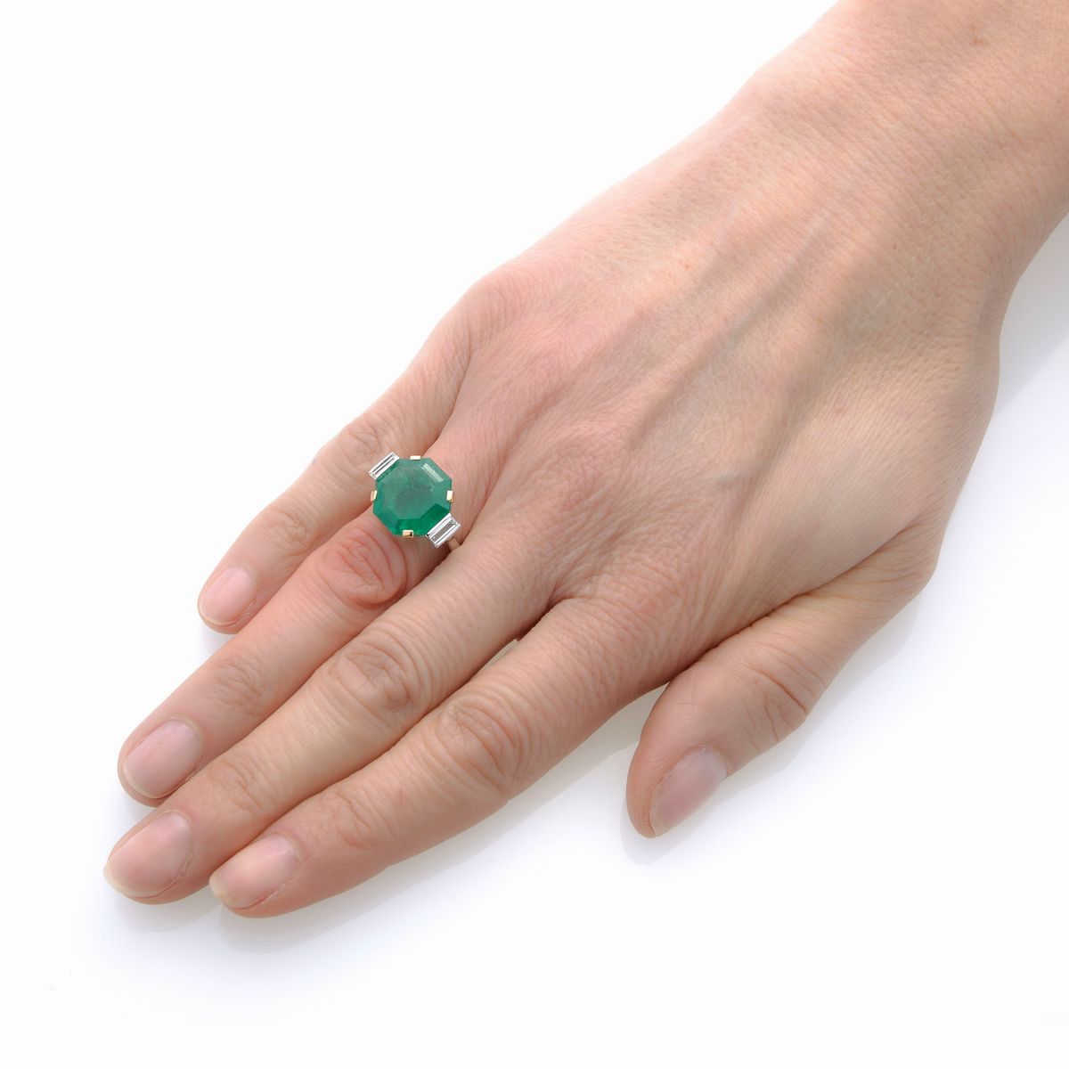 Anello in platino, oro giallo, diamanti e smeraldo Colombiano