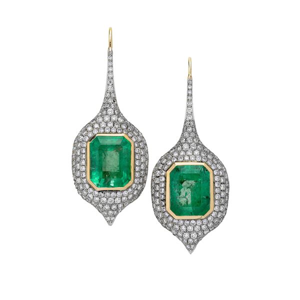 Pair of important pendant earrings in white gold, yellow gold, diamonds and Colombian emeralds