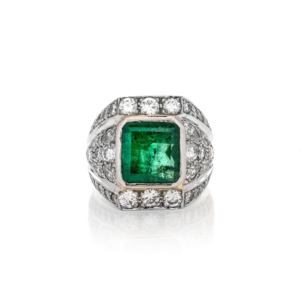 Grande anello a fascia in oro bianco, diamanti e smeraldo
