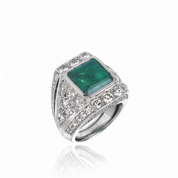 Grande anello a fascia in oro bianco, diamanti e smeraldo